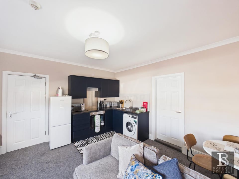 Swindon Town Centre - Station apartments - Flat 1 Apartment in Swindon