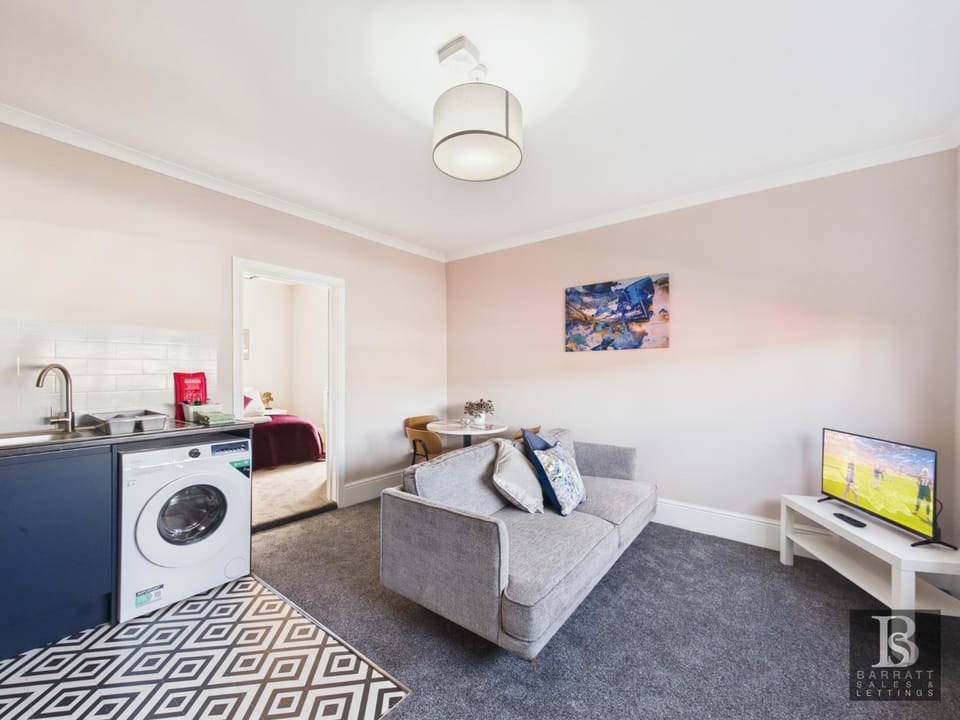 Swindon Town Centre - Station apartments - Flat 1 Apartment in Swindon
