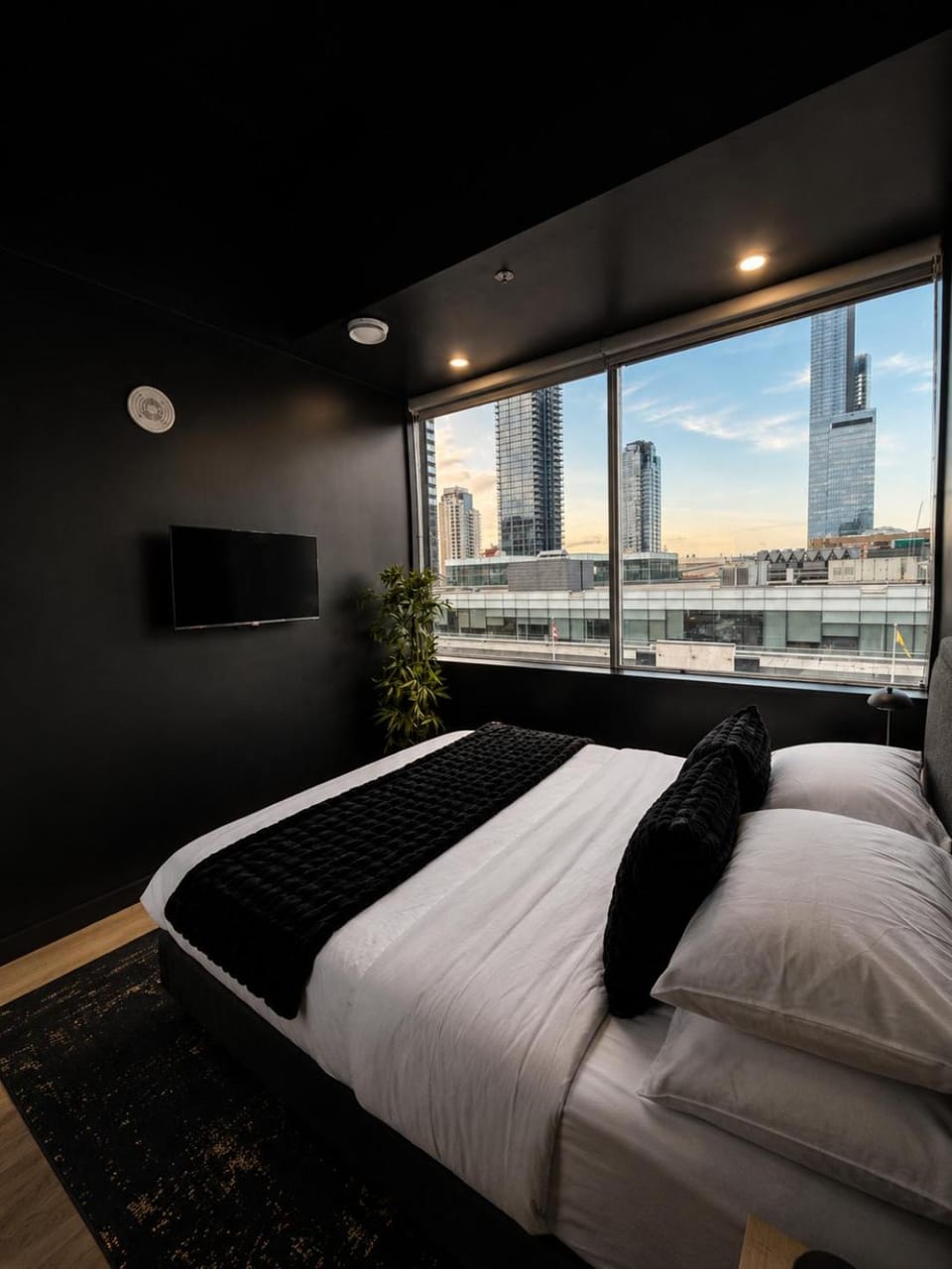 Black Cave Skyline Luxury 1BR UG Parking Apartment in Edmonton