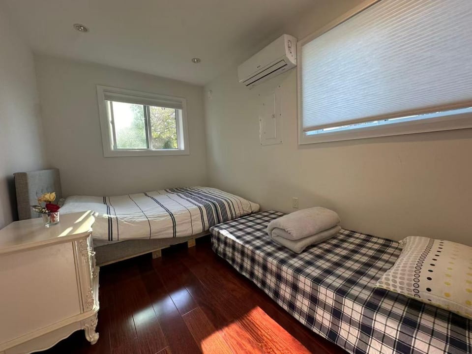 Bright & Cozy 2-Bed Room Close to UBC, Transit, beach and Downtown Bed and Breakfast in Vancouver
