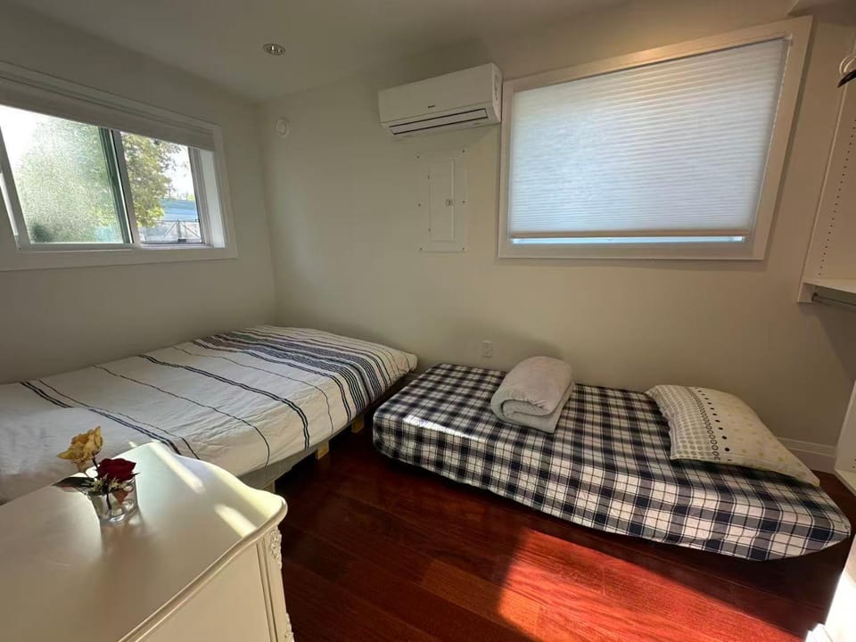 Bright & Cozy 2-Bed Room Close to UBC, Transit, beach and Downtown Bed and Breakfast in Vancouver