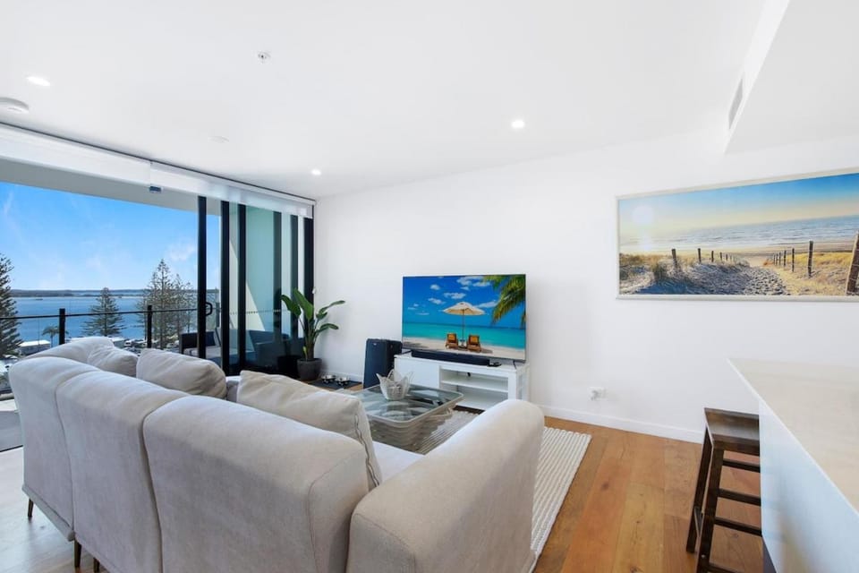 Oceanview Oasis - Games Views Vibes House in Main Beach