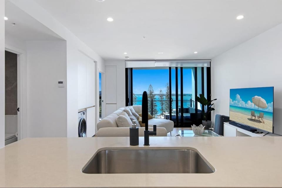 Oceanview Oasis - Games Views Vibes House in Main Beach