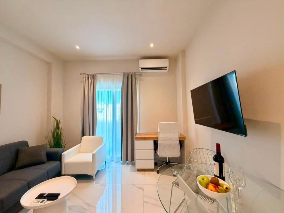 TV and multimedia, Living room, Seating area, Dining area, Evening entertainment, air conditioner