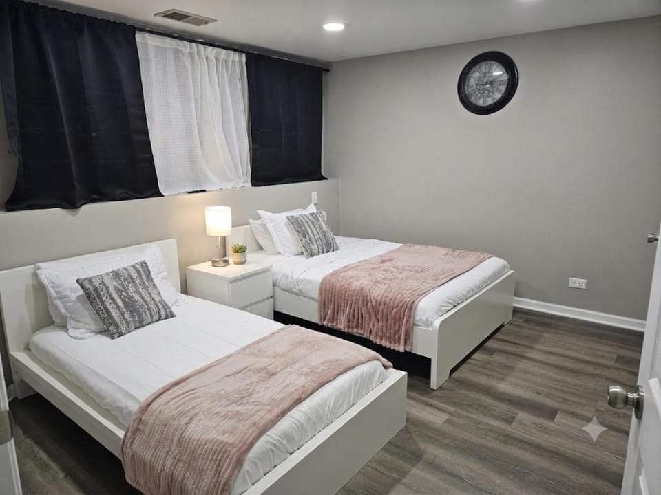 6 Beds , Ideal for Crews & Insurance , Close to Naval Base, 6 Flags Apartment in Gurnee