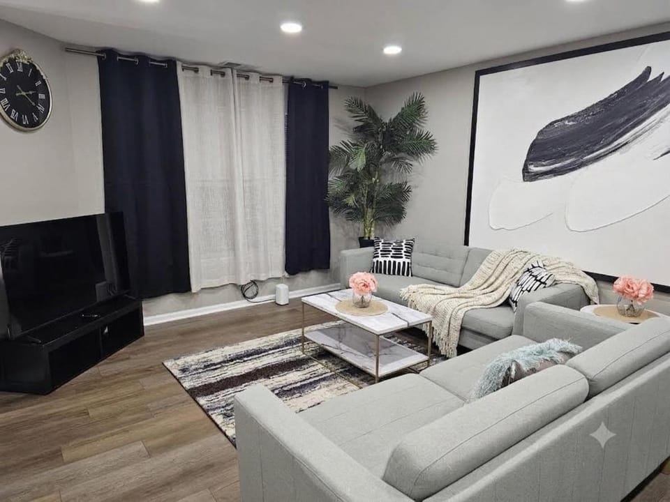 6 Beds , Ideal for Crews & Insurance , Close to Naval Base, 6 Flags Apartment in Gurnee