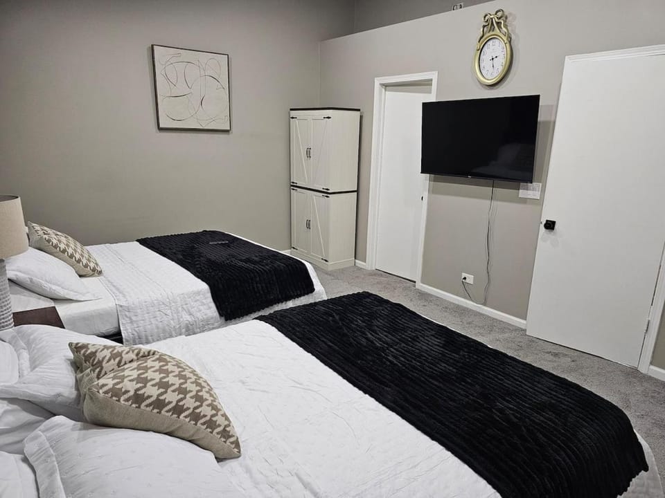 6 Beds , Ideal for Crews & Insurance , Close to Naval Base, 6 Flags Apartment in Gurnee