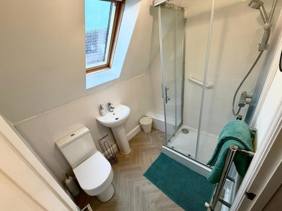 Shower, Toilet