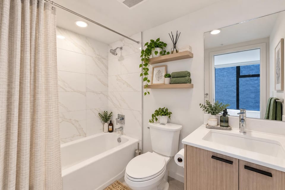 Urban 2 Bedroom Stay on West Cordova Apartment in Vancouver