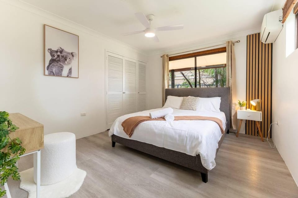 Private Bedroom 4 Walk To Shops & Transport For 2 Vacation rental in Loganholme