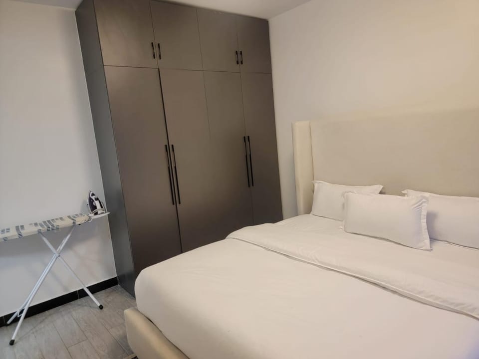 elegant executive three bedroom apartment with amazing city views,swimming pool,fully equipped gym and close proximity to major shopping malls and restaurants Apartment in Nairobi County