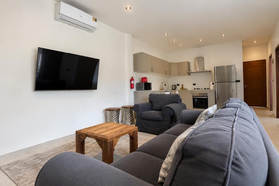 Communal lounge/ TV room, TV and multimedia, Kitchen or kitchenette, Living room, Seating area, Dining area, Evening entertainment, oven, stove, air conditioner