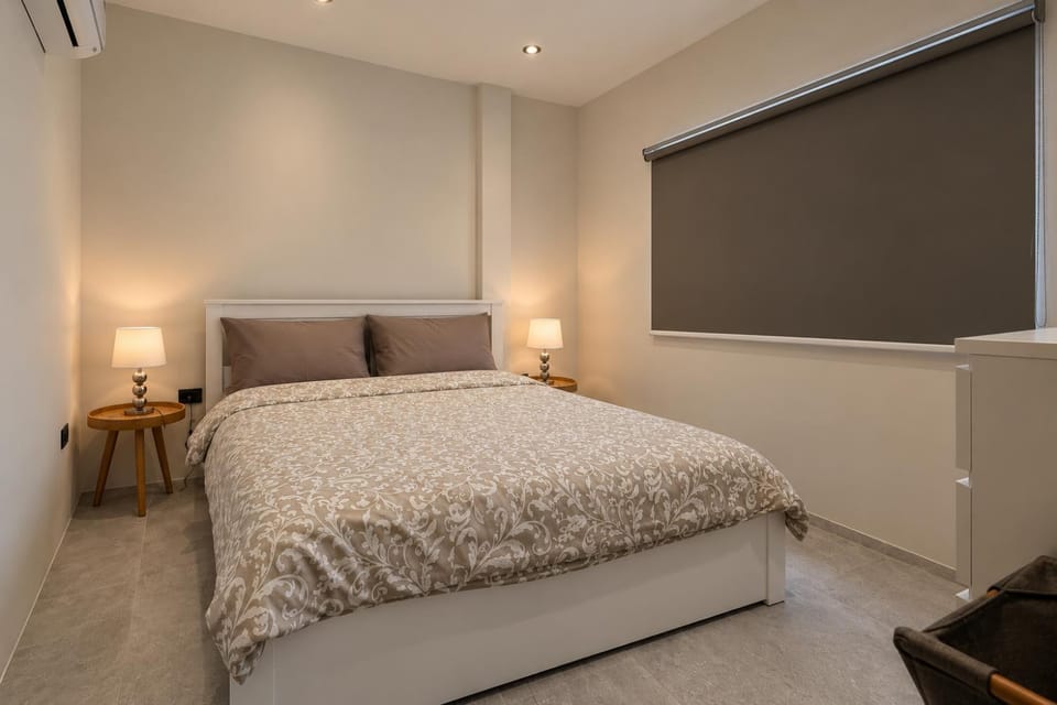Bed, Photo of the whole room, Bedroom, air conditioner