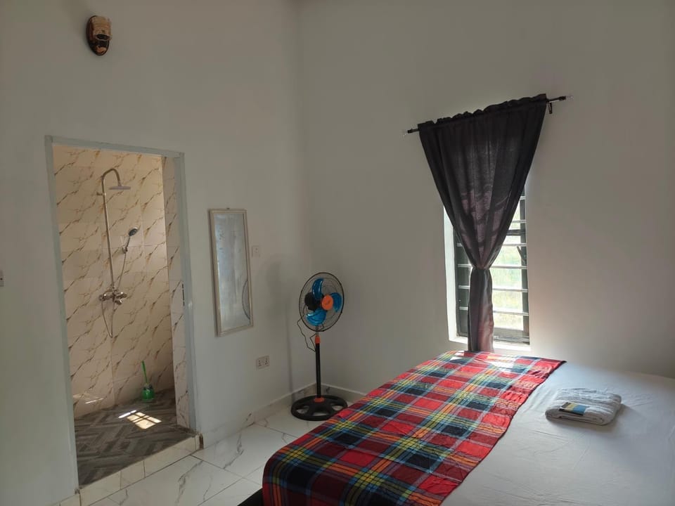 Shower, Bed, Bathroom, Photo of the whole room, Bedroom, towels