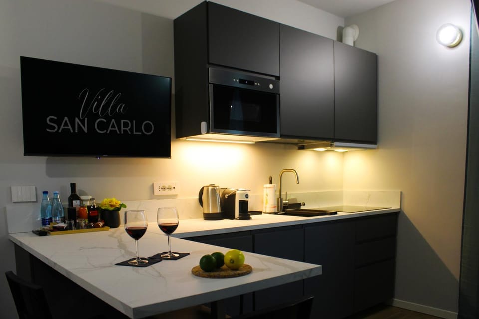 Coffee/tea facilities, Kitchen or kitchenette, stove, kitchen