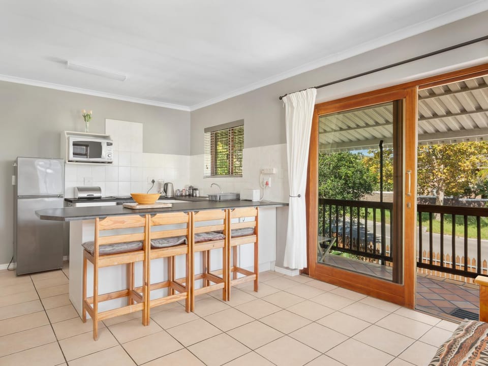 Coffee/tea facilities, View (from property/room), Balcony/Terrace, Kitchen or kitchenette, Seating area, Dining area, oven, stove, toaster