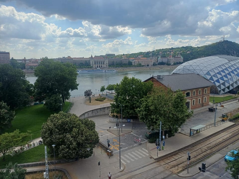 Nearby landmark, Neighbourhood, City view, Lake view, Mountain view, River view, Street view, Location