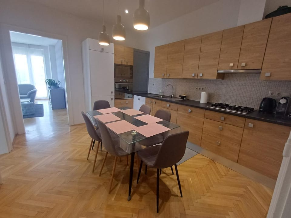 Coffee/tea facilities, Dining area, dishwasher, microwave, oven, stove, toaster