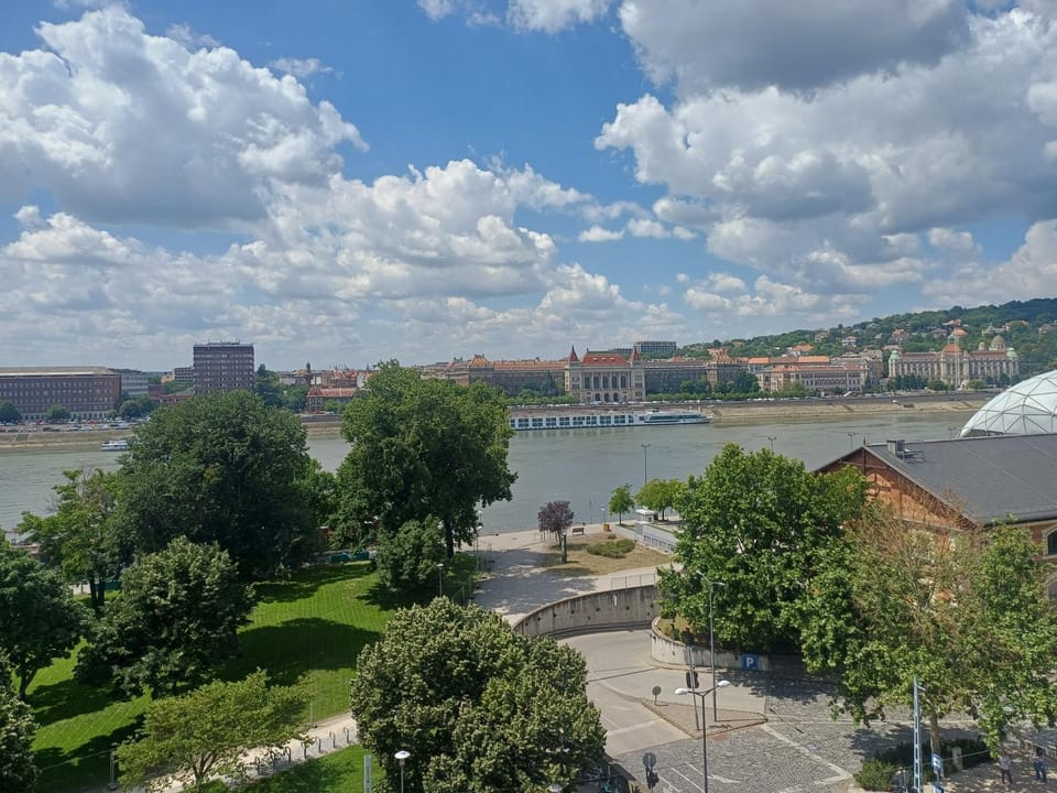 Nearby landmark, River view, Location