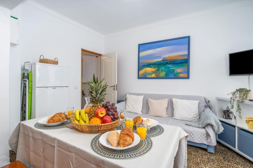 Property building, Communal lounge/ TV room, Spring, Day, People, Summer, Balcony/Terrace, Food and drinks, Photo of the whole room, Dining area, Communal kitchen, On site, Food, Guests, Breakfast, Lunch, Dinner, group of guests, Family, kitchen