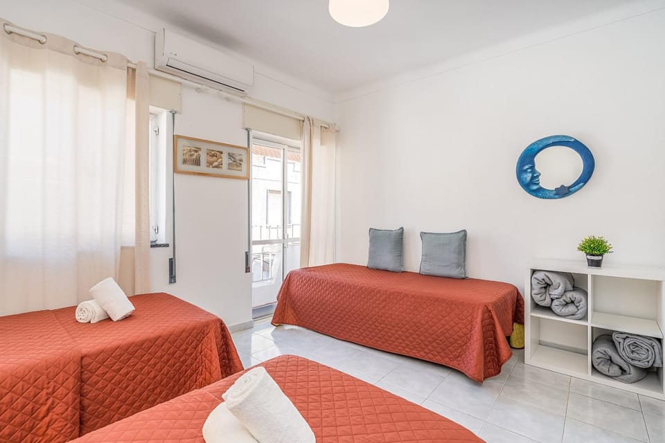 Property building, Spring, Bed, People, Summer, View (from property/room), Photo of the whole room, Decorative detail, Decorative detail, Bedroom, On site, Guests, children, older children, group of guests, towels, air conditioner