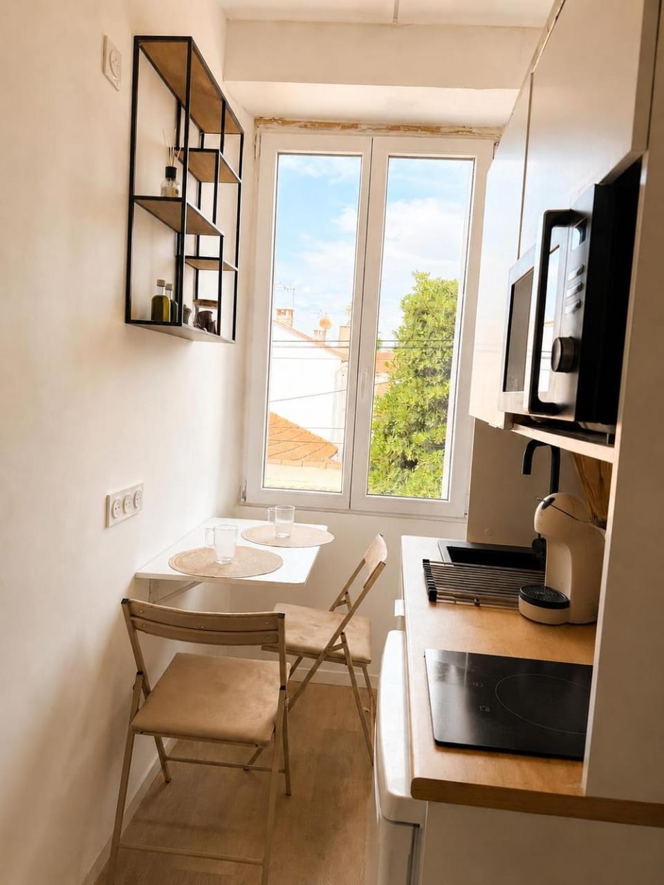 Coffee/tea facilities, Kitchen or kitchenette, Dining area, microwave