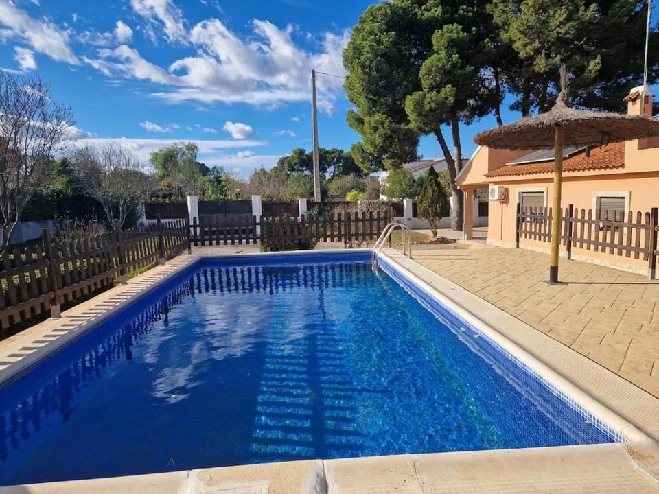 Chalet con piscina y mucha tranquilidad House in Valencian Community