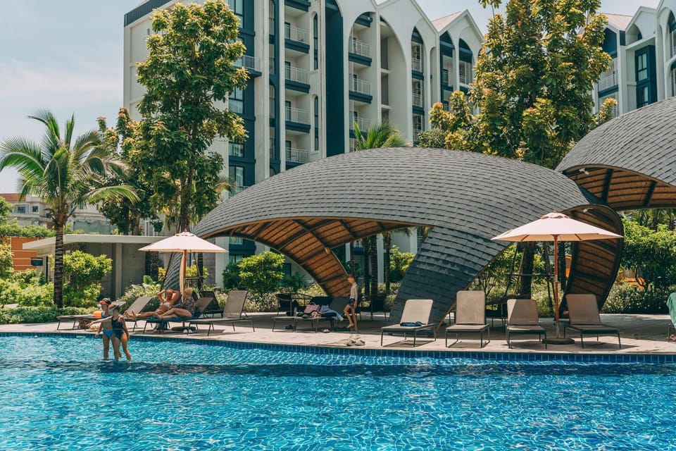 Property building, Day, Swimming pool, sunbed