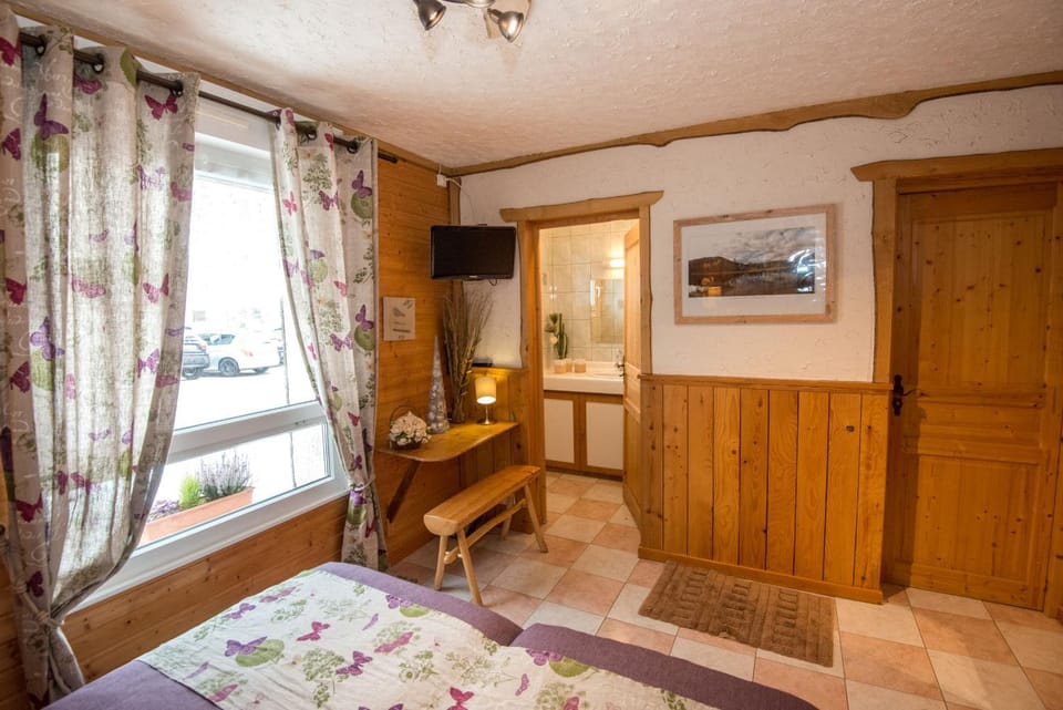 TV and multimedia, Photo of the whole room, Bedroom