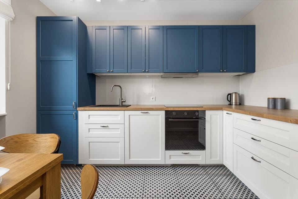 Kitchen or kitchenette, dishwasher, stove