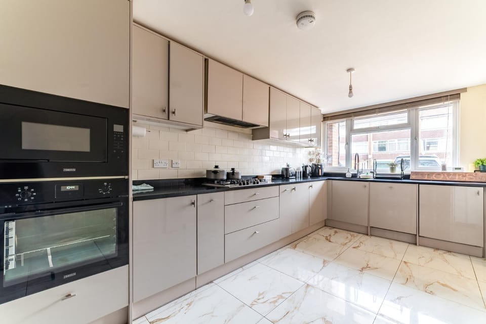 Spacious 4BDR Home Garden and Parking in Windsor House in Windsor