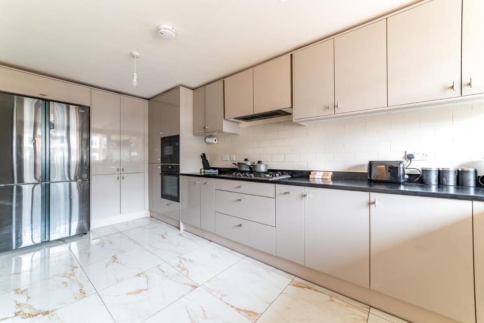 Spacious 4BDR Home Garden and Parking in Windsor House in Windsor