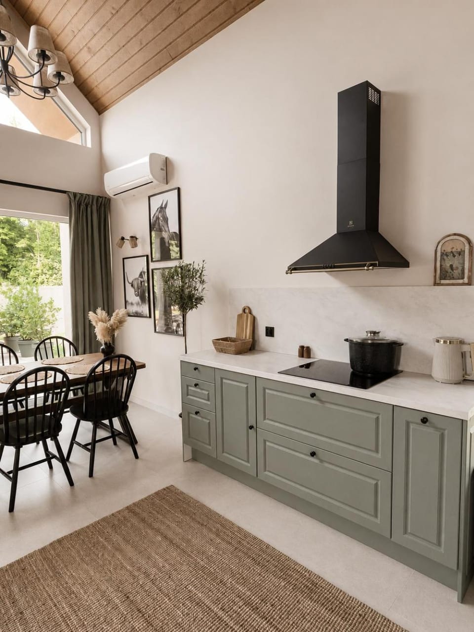 Kitchen or kitchenette, Dining area