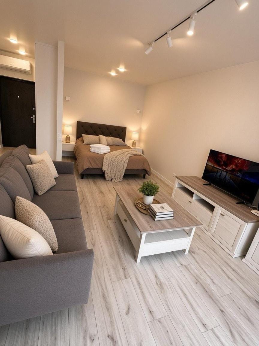Bed, TV and multimedia, Photo of the whole room, Seating area, Bedroom