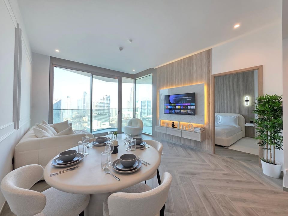 TV and multimedia, Living room, Seating area, Dining area, City view