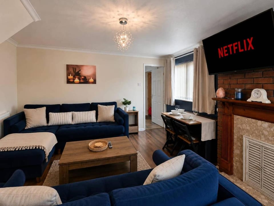 Pet-friendly, 2 Bed, City Centre, Off-Road Parking House in Lincoln