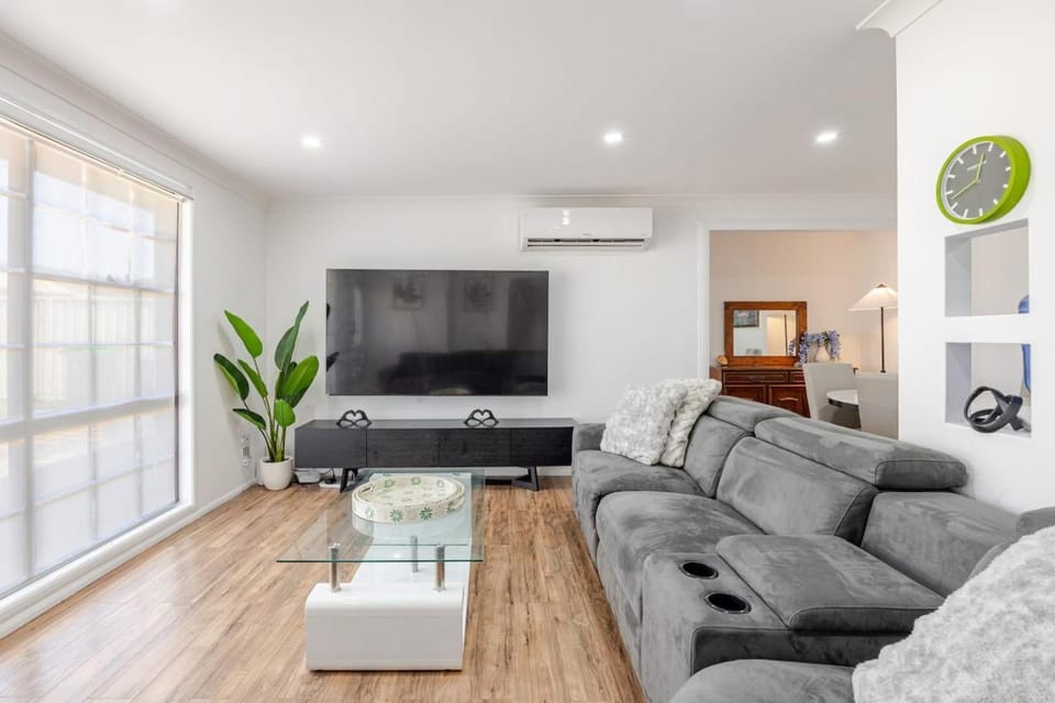 Modern 4 Bedroom Family Home House in Sydney