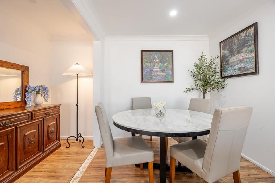 Modern 4 Bedroom Family Home House in Sydney
