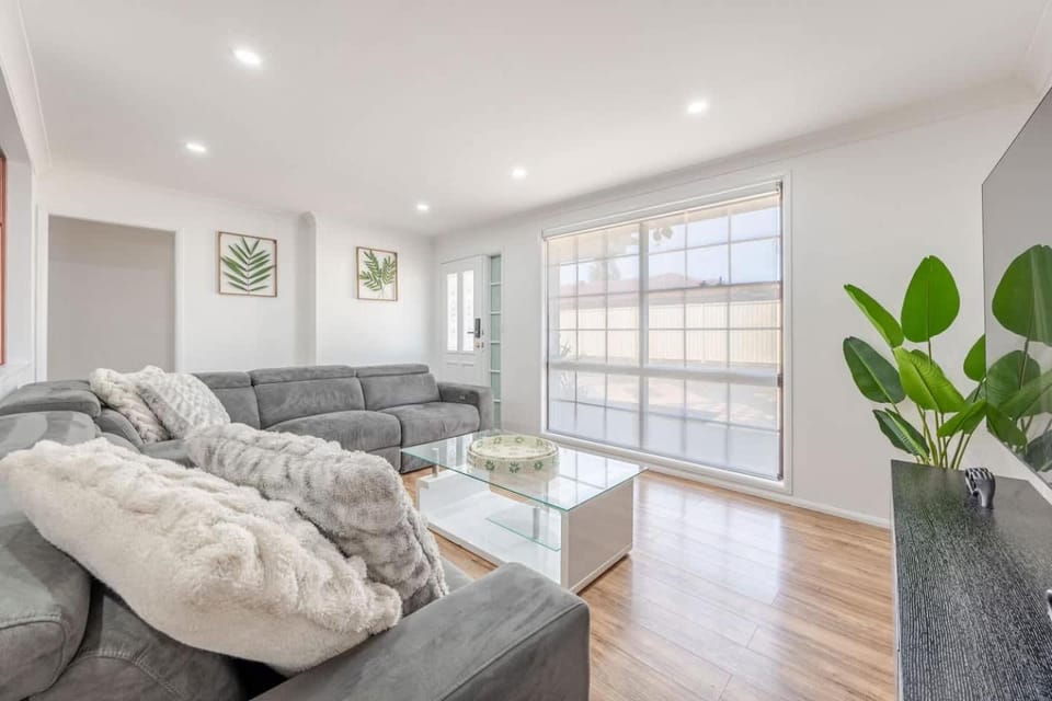 Modern 4 Bedroom Family Home House in Sydney