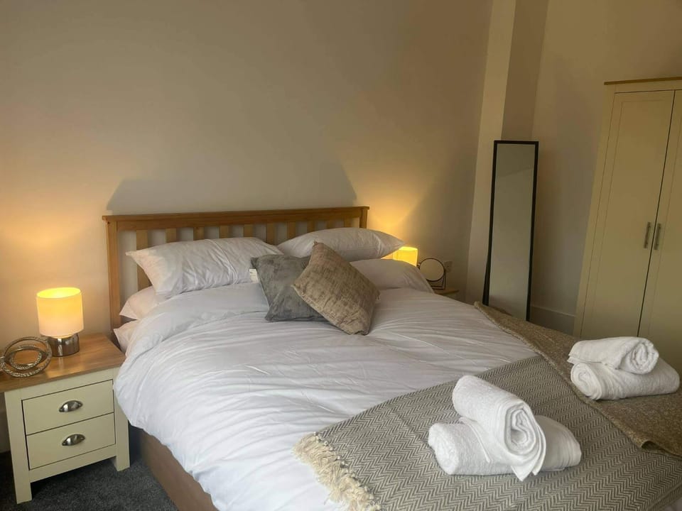 Bed, Photo of the whole room, Bedroom, towels