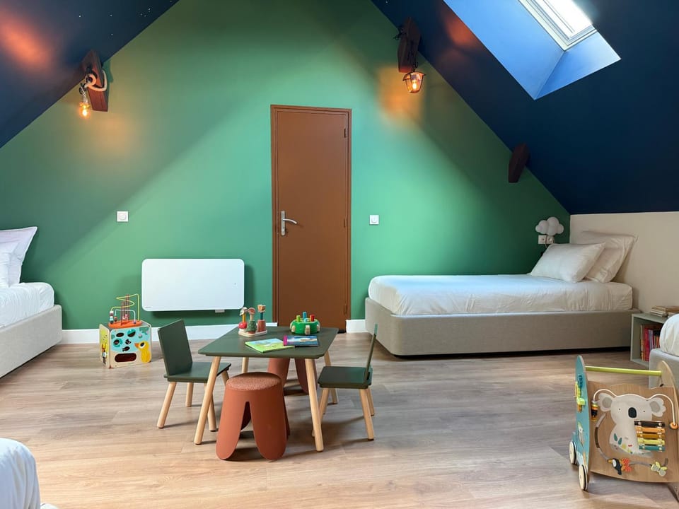 Bed, Photo of the whole room, Bedroom