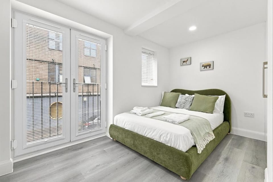 Modern 1 Bed Ilford Lane London Access House in Barking