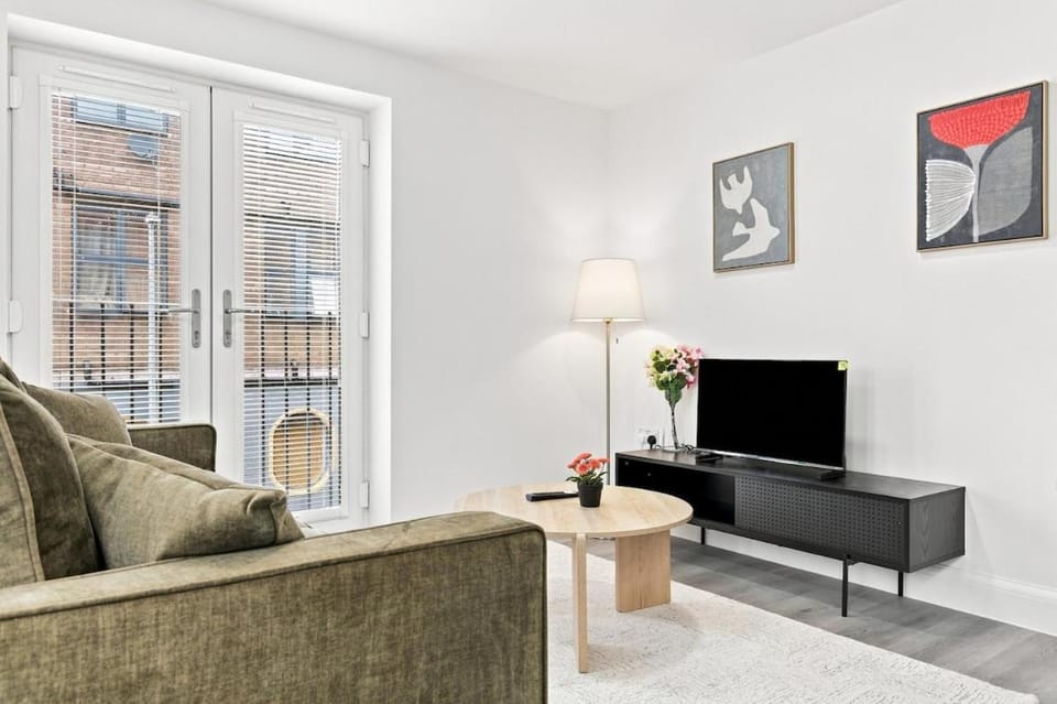 Modern 1 Bed Ilford Lane London Access House in Barking