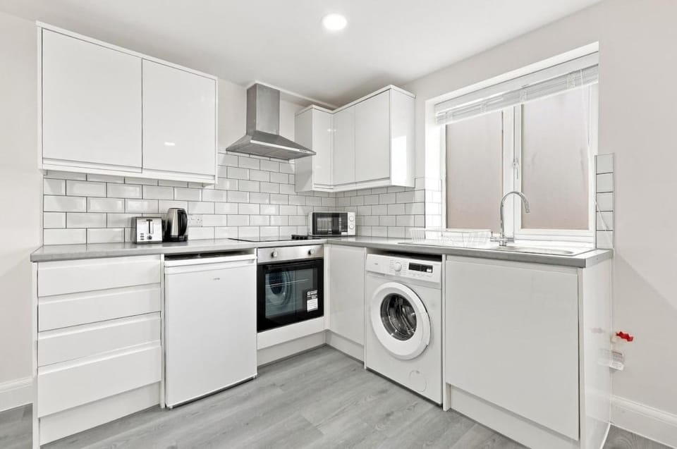 Modern 1 Bed Ilford Lane London Access House in Barking