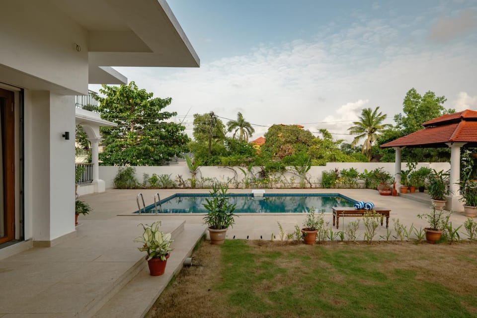 Property building, Patio, Day, Garden, Garden view, Swimming pool