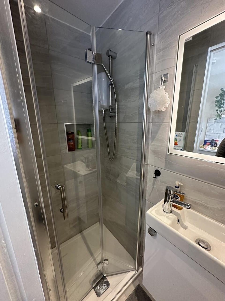 Private Studio with Parking Near Wembley & London Apartment in Pinner