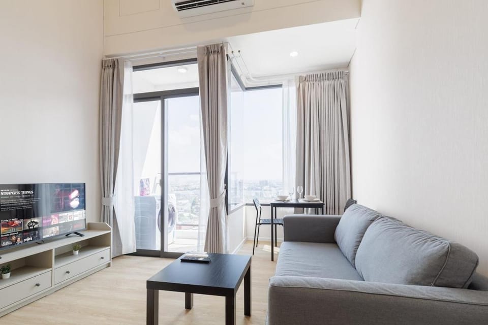 Living room, Seating area, Dining area, City view