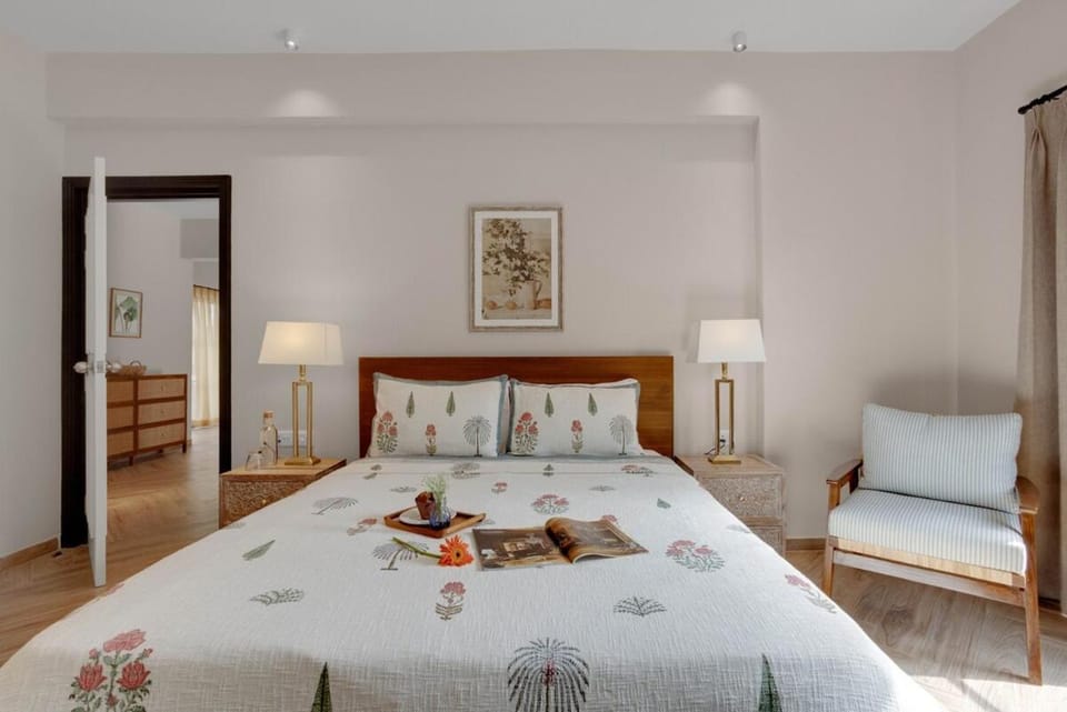 Bed, Photo of the whole room, Seating area, Bedroom, towels