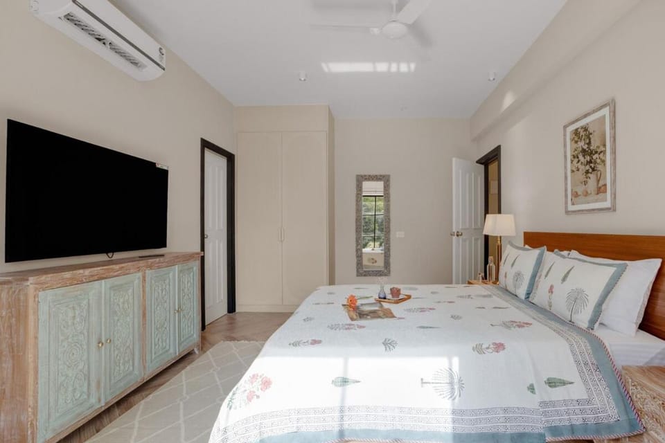 Bed, TV and multimedia, Photo of the whole room, Evening entertainment, Bedroom, towels, air conditioner