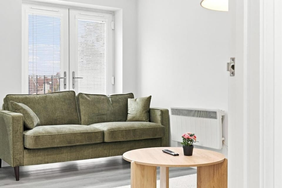 Modern 1 Bed Ilford Lane London Access Apartment in Barking